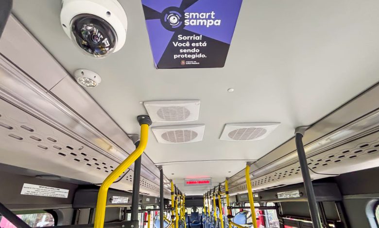 Imagem do interior de um ônibus elétrico de São Paulo com câmeras de reconhecimento facial do Smart Sampa.