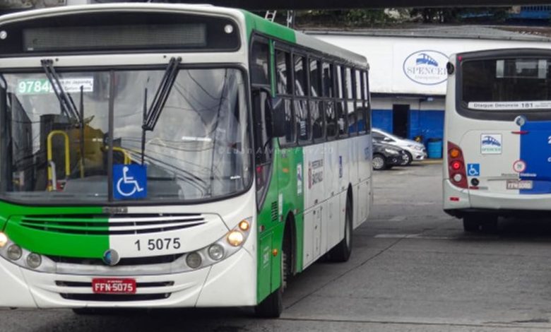 Ônibus da Spencer Transportes em operação, ilustrando o serviço de transporte coletivo em São Paulo.