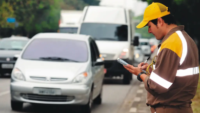 Agente da CET fiscaliza veículos durante rodízio, ilustrando qual o rodízio de São Paulo hoje.