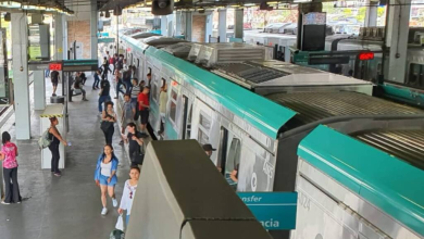 Passageiros embarcam em trem da Motiva Trilhos em plataforma movimentada.