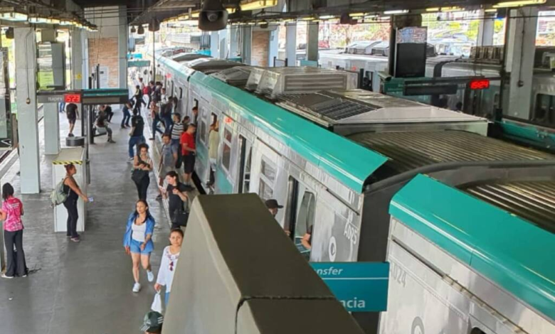 Passageiros embarcam em trem da Motiva Trilhos em plataforma movimentada.