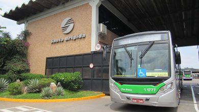 Ônibus em frente à garagem da empresa, ideal para quem deseja trabalhar na Viação Santa Brígida.