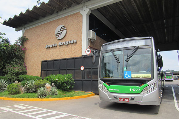 Ônibus em frente à garagem da empresa, ideal para quem deseja trabalhar na Viação Santa Brígida.