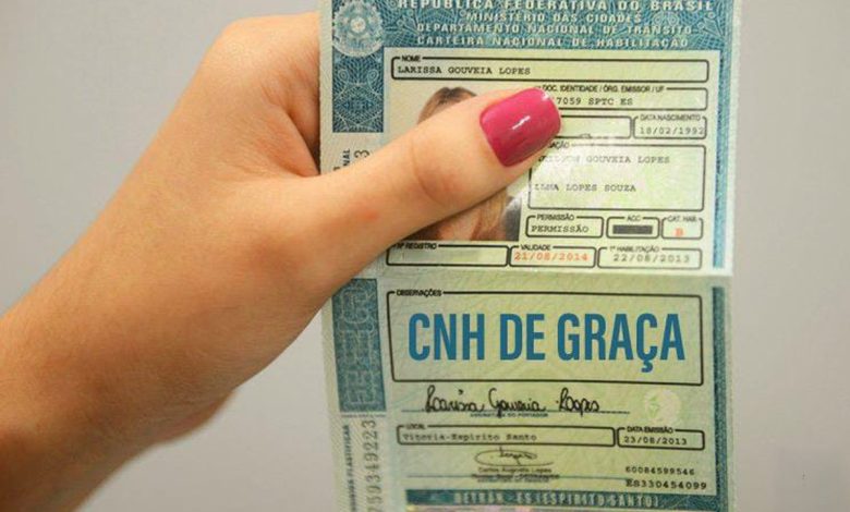 Pessoa segura CNH com destaque para inscrição