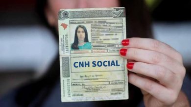 Mulher exibe CNH com destaque para CNH gratuita no Rio de Janeiro