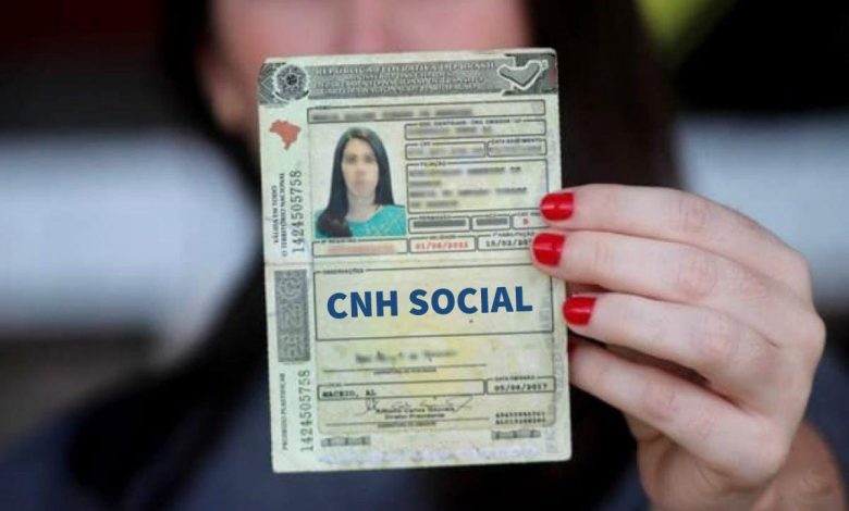 Mulher exibe CNH com destaque para CNH gratuita no Rio de Janeiro