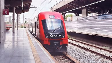 Trem da CPTM na estação, evidenciando a modernização do transporte ferroviário na região metropolitana.