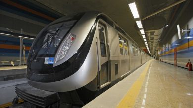 Trem moderno do metrô do Rio de Janeiro em plataforma parcialmente coberta