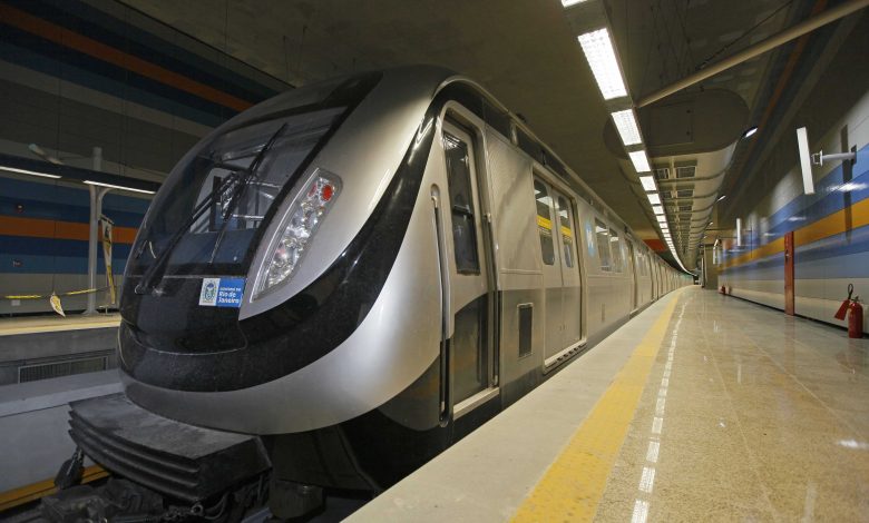 Trem moderno do metrô do Rio de Janeiro em plataforma parcialmente coberta