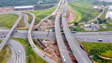 Obras do Rodoanel Norte em andamento, com construção de viaduto e pistas no trecho em execução.