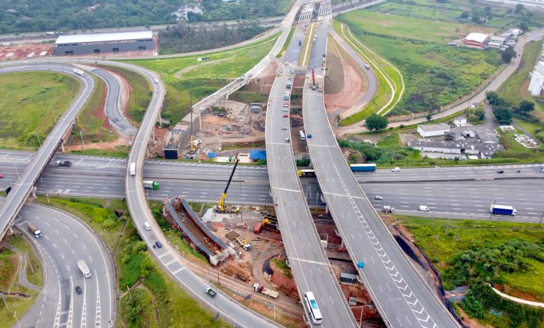 Obras do Rodoanel Norte em andamento, com construção de viaduto e pistas no trecho em execução.