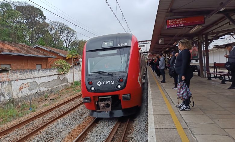 Trem da CPTM na Linha 7-Rubi com passageiros na plataforma, ilustrando a questão “Quem comprou a Linha 7-Rubi?”