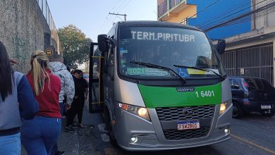 Ônibus da linha 1021 COHAB Brasilândia Pirituba circulando em rua arborizada