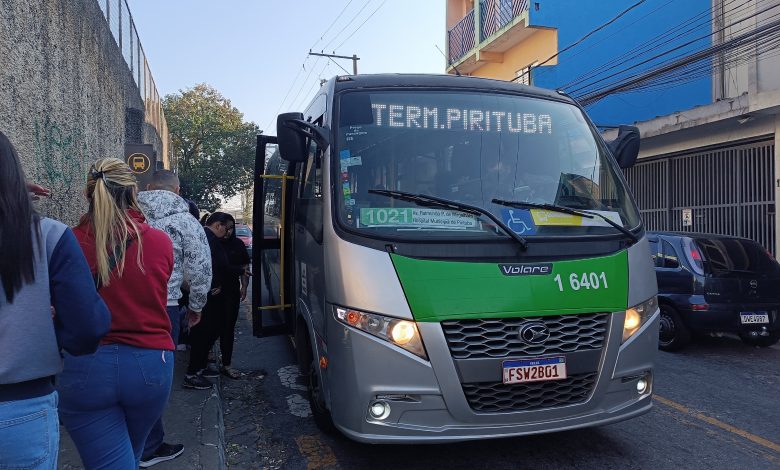 Ônibus da linha 1021 COHAB Brasilândia Pirituba circulando em rua arborizada