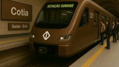 Trem da futura Linha 22-Marrom parado em plataforma da estação Cotia, com destino à Estação Sumaré.