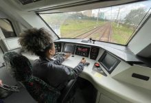 Maquinista da ViaMobilidade operando trem urbano; salário de maquinista da ViaMobilidade em destaque