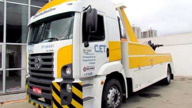 Caminhão guincho da CET usado para remoção de veículos estacionados irregularmente em São Paulo.