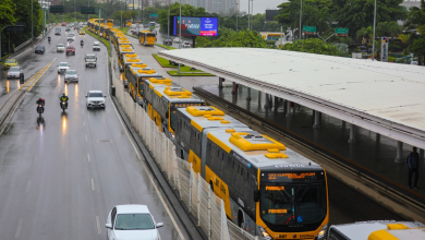 BRT do Rio de Janeiro com ônibus articulados em corredor exclusivo de faixas.