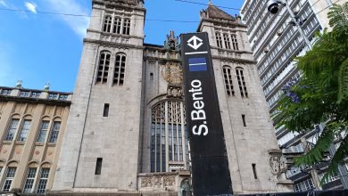 Entrada da estação São Bento, ideal para quem busca qual estação de metrô desce na 25 de Março.