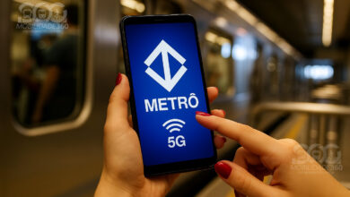 Celular exibe logotipo do Metrô de SP e sinal 5G dentro de estação.