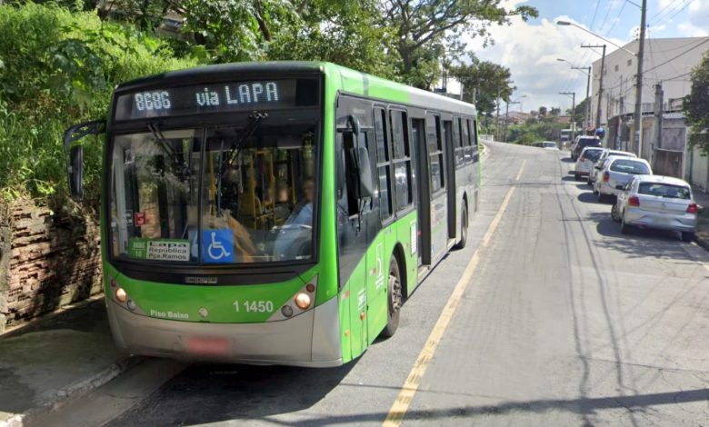 Ônibus da linha 8686/10 Mangalot - Lgo. do Paissandu, com destino à Lapa, circulando em uma rua da cidade de São Paulo.