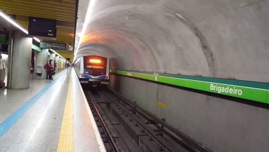 Estação Brigadeiro da Linha 2-Verde do Metrô de São Paulo, com trem chegando na plataforma.