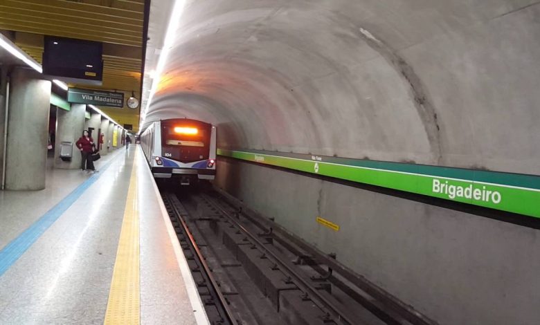 Estação Brigadeiro da Linha 2-Verde do Metrô de São Paulo, com trem chegando na plataforma.
