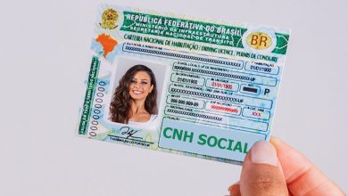 Foto de uma pessoa segurando a CNH Social, com destaque para o texto 