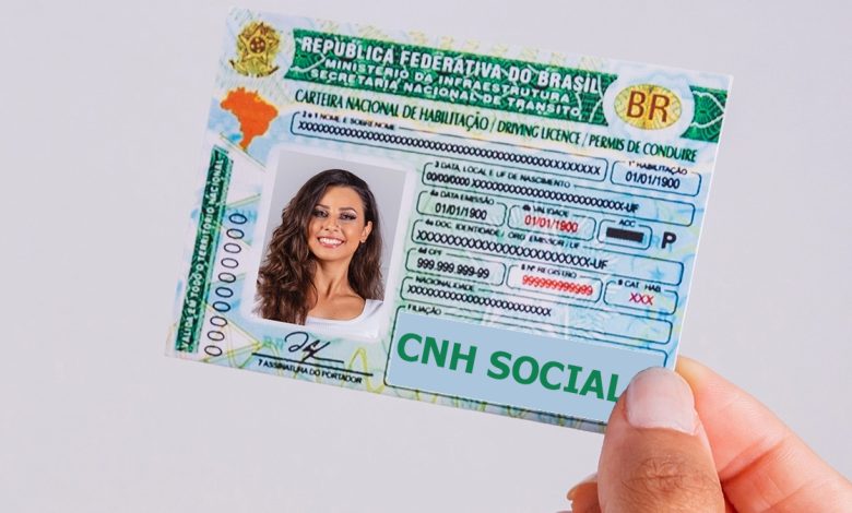 Foto de uma pessoa segurando a CNH Social, com destaque para o texto 