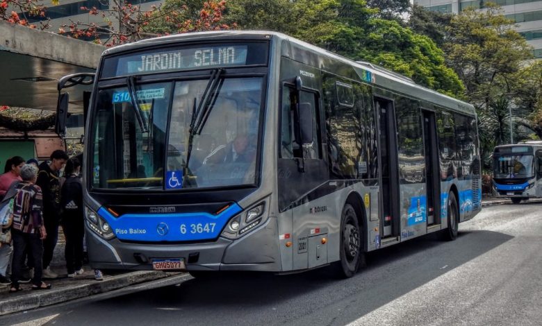 Ônibus da linha 5106/21 da SPTrans com destino ao Jardim Selma, no Terminal Água Espraiada, em São Paulo.
