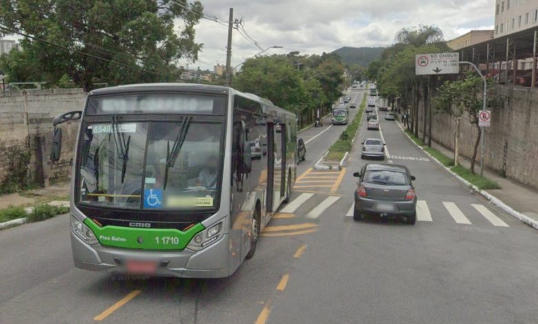 Ônibus da linha 8548/10 da SPTrans circulando em corredor exclusivo aos domingos.