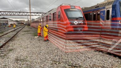 Trabalhadores realizando obras de modernização nas linhas da CPTM durante mudanças operacionais.