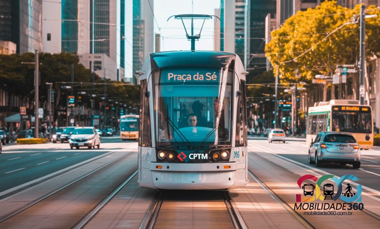 Imagem do VLT da CPTM circulando pela cidade, com o destino 