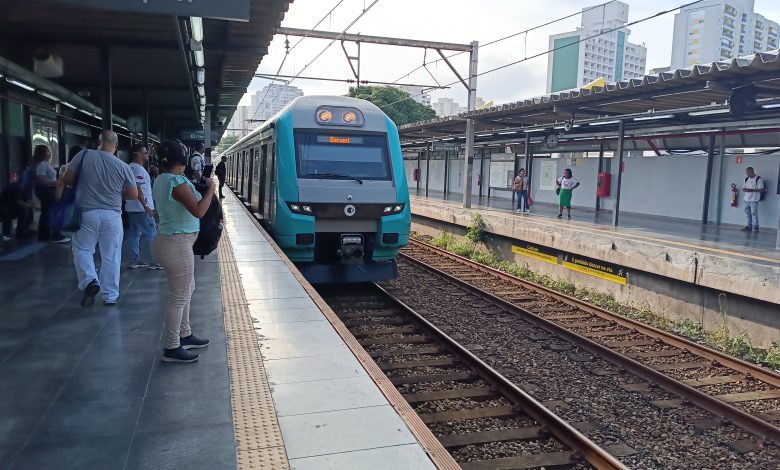 Imagem da estação da linha 8-Diamante com informações sobre a manutenção programada da ViaMobilidade.