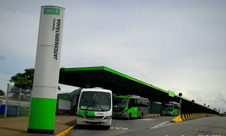 Terminal Jardim Britânia com ônibus da linha 1015/10 estacionados, ponto inicial do trajeto até Chácara Maria Trindade.