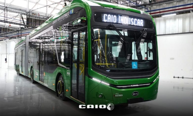 Imagem do ônibus eMillennium BRT da Caio Induscar, modelo 100% elétrico, com design moderno e sustentável.