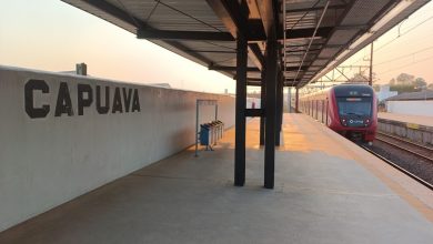 Estação Capuava da CPTM com trem parado na plataforma durante alterações CPTM fim de semana.