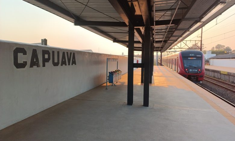 Estação Capuava da CPTM com trem parado na plataforma durante alterações CPTM fim de semana.