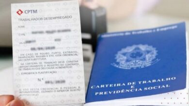 Cartão do Trabalhador Desempregado ao lado da carteira de trabalho.