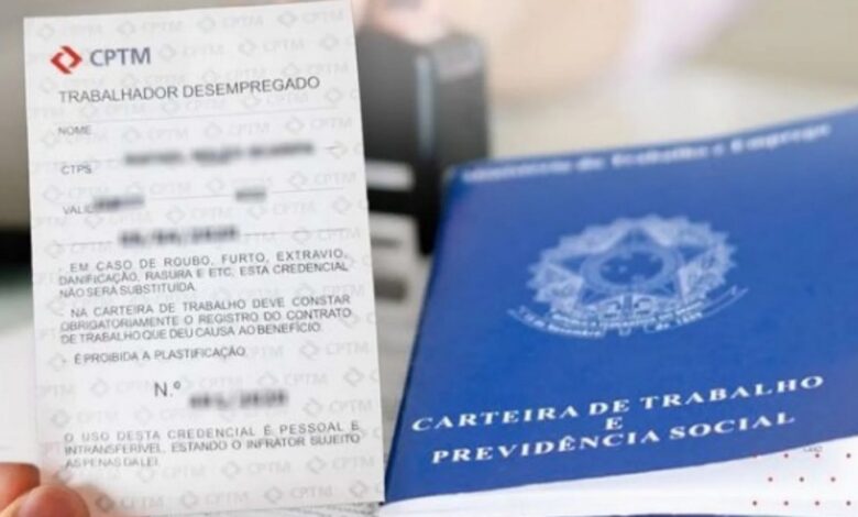 Cartão do Trabalhador Desempregado ao lado da carteira de trabalho.