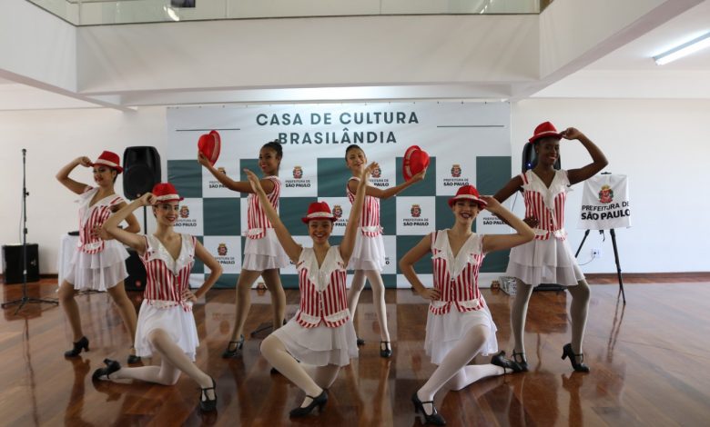 Apresentação cultural na Casa de Cultura de Brasilândia, destacando a importância do local próximo à futura Estação Brasilândia.