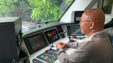 Operador de trem no controle da cabine durante o curso gratuito de operador de trem ViaMobilidade.