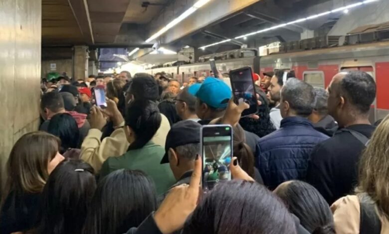 Lotação extrema na estação devido ao descarrilamento de trem da CPTM.