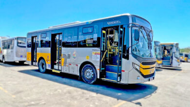 Ônibus da Transunião Transportes S/A estacionado, ilustrando as oportunidades de emprego na empresa.