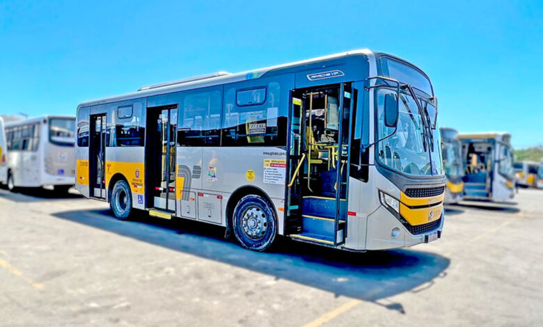 Ônibus da Transunião Transportes S/A estacionado, ilustrando as oportunidades de emprego na empresa.