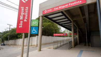 Entrada principal da Estação São Miguel Paulista com acesso acessível e sinalização visível da CPTM.