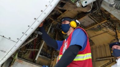 Funcionário da Escola LATAM de Mecânicos realizando inspeção em aeronave no LATAM MRO.