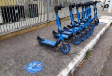 Estação de aluguel de patinete elétrico da JET em São Paulo, organizada para usuários.