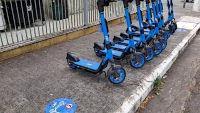 Estação de aluguel de patinete elétrico da JET em São Paulo, organizada para usuários.