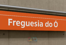 Placa laranja da Estação Freguesia do Ó, da Linha 6-Laranja, fixada em parede de concreto; imagem ilustrativa da matéria.